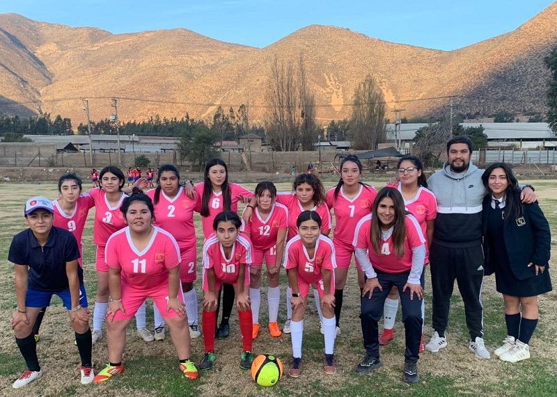 Taller de fútbol femenino enfrentó  a &quot;Futuros Cracks&quot; en un encuentro lleno de aprendizaje y experiencia