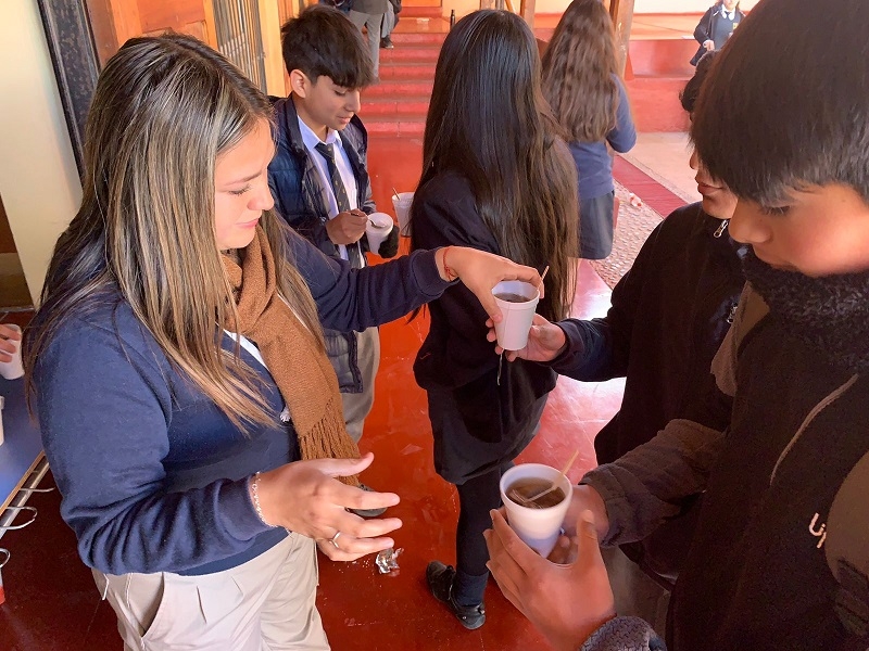 Promoviendo un Espíritu Unido: Entrega de Té Caliente por el Centro de Alumnos.