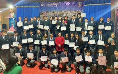 Alumnos son premiados por destacarse en diversas áreas durante el primer semestre.