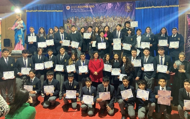 Alumnos son premiados por destacarse en diversas áreas durante el primer semestre.