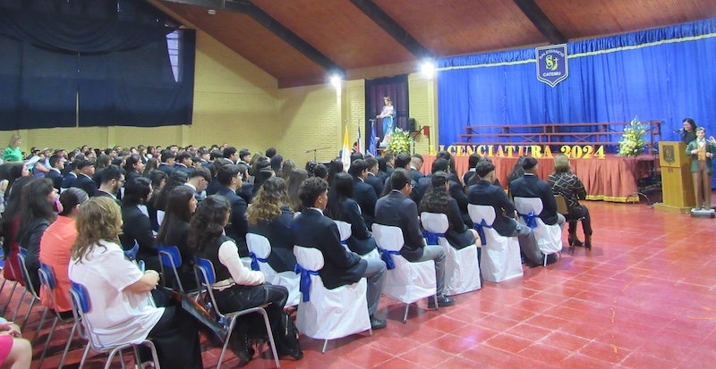 Licenciatura de Cuartos Medios: Un Adiós Lleno de Emoción y Esperanza