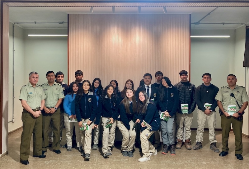 Carabineros de Chile visitan nuestra escuela para orientar vocacionalmente a alumnos de cuarto medio