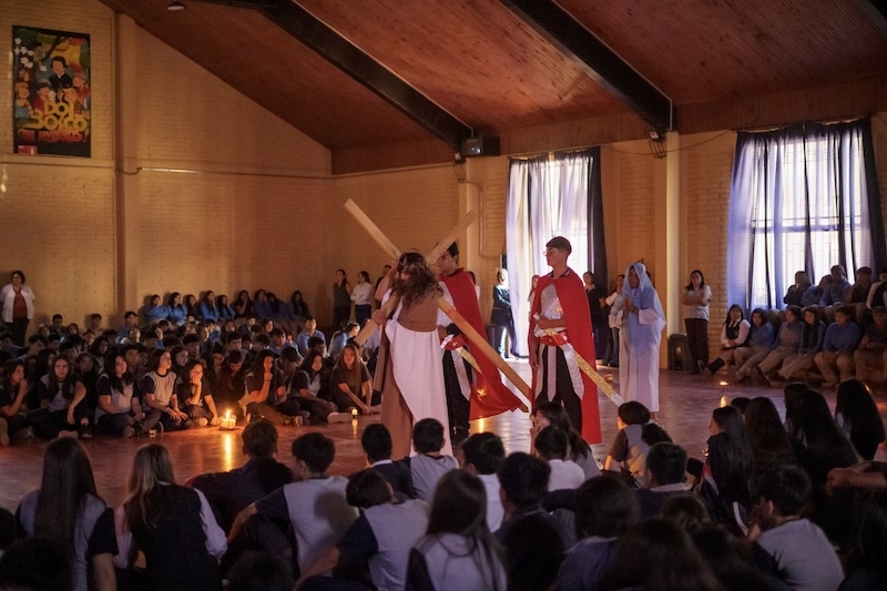 Vía Crucis a la luz de las velas: Acompañando a Jesús en su crucifixión y sepulcro