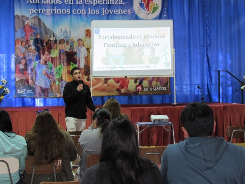 Escuela para Padres: Fortaleciendo el Vínculo Familiar y Educativo